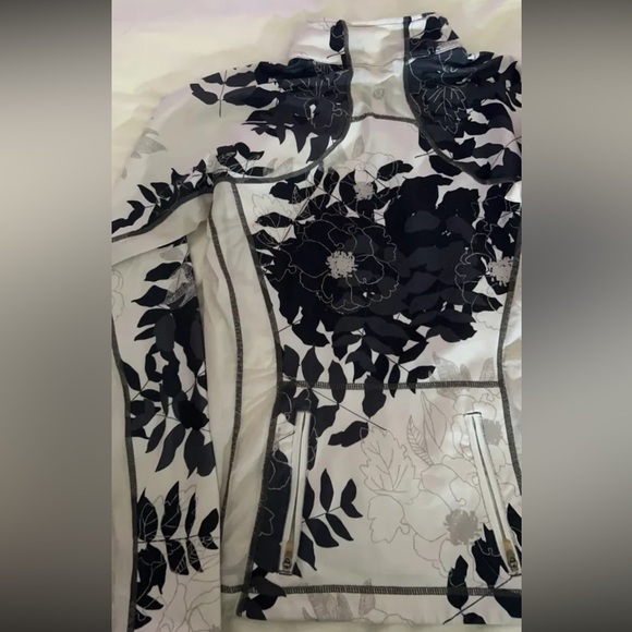 ✅HOST PICK✅~ lululemon Zip-up🍋 - Picture 4 of 5